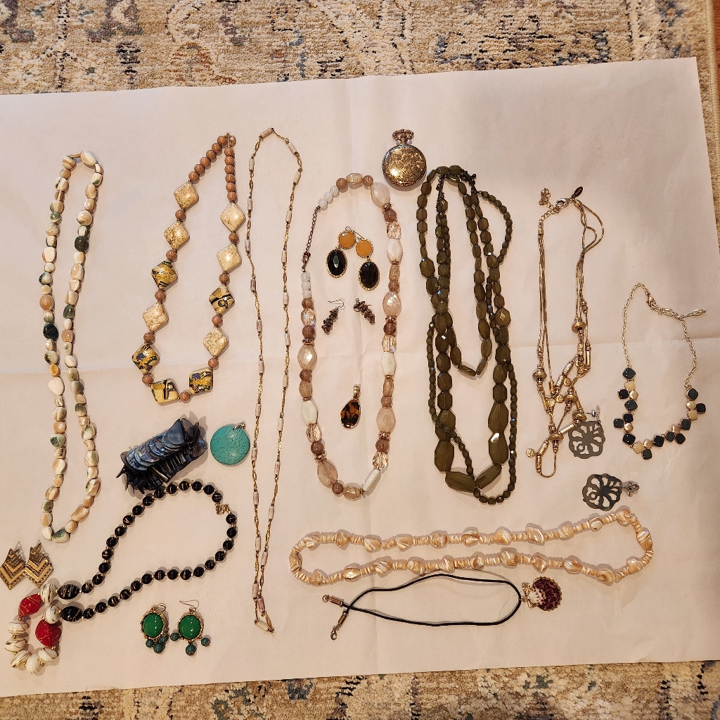 Lot Of Jewelry 25$